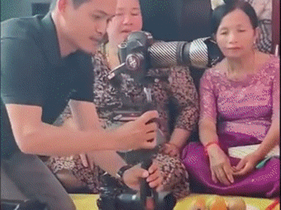 Lén trộm trái cây trong thời gian tác nghiệp, cameraman bị cô hàng xóm lườm cháy ống kính' khiến dân tình cười ngã ngửa'