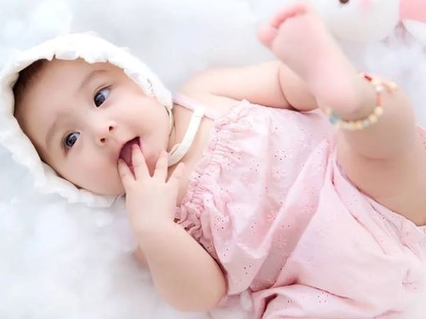 Chồng tra từ điển để đặt tên cho con nhưng nhân viên hộ khẩu ghi nhầm, vợ không giận mà còn biết ơn
