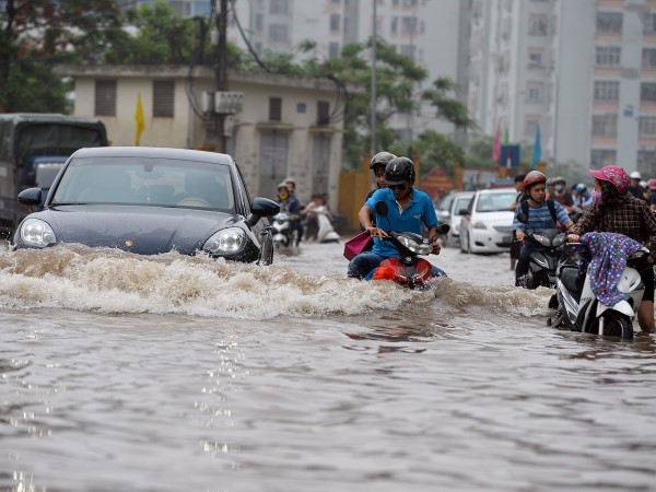 Giữ an toàn khi lái xe dưới trời mưa bão