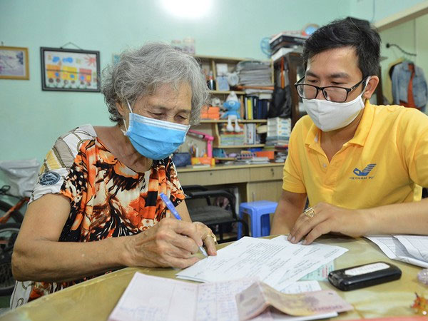 Bất ngờ lùi lịch trả lương hưu, trợ cấp tháng 8