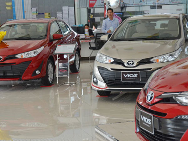 Lãi suất giảm, có nên mua xe trả góp chạy dịch vụ?