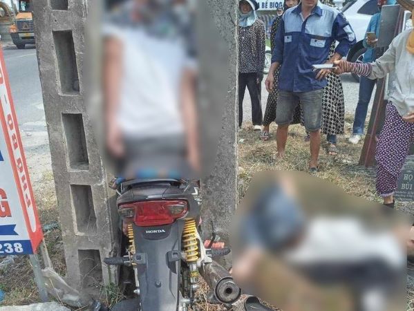 Xe máy không biển số, kẹp ba lao thẳng vào giữa hai trụ điện khiến 3 người thương vong