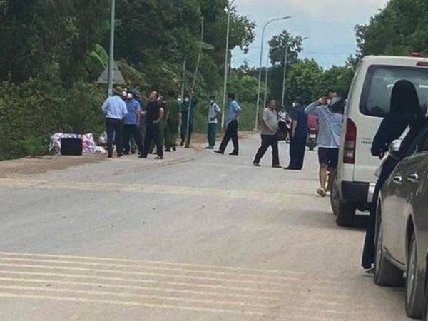 Thi thể thiếu nữ bị trùm bạt để ven đường lộ sự thật kinh hoàng