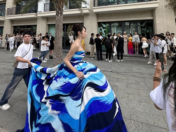 Thùy Tiên và dàn sao tán loạn ứng phó với diễn biến bất ngờ trước show diễn của Miss World Vietnam