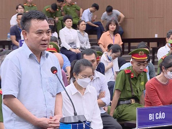 Cựu Phó Giám đốc Công an Hà Nội: 'Không ai bỏ rượu vào cặp khóa số mang đi biếu'