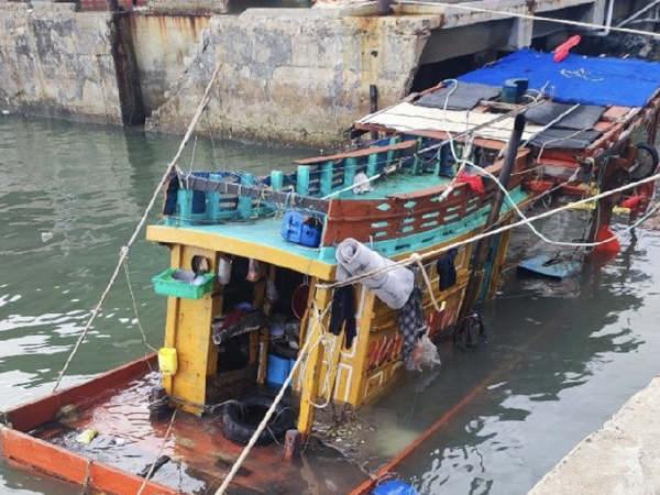 Tàu chìm khi đang neo đậu, 1 thuyền viên tử vong trong hầm máy