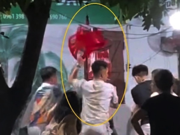 Cận thị nặng vẫn bị cho là 'nhìn đểu', một phụ nữ bị nhóm người cầm ghế đánh tới tấp vào đầu