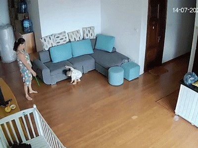 Cả nhà đi làm phải thuê người trông con, bố mẹ check camera ngỡ ngàng thấy bảo mẫu cầm roi chống tay bắt 'thiếu gia' làm việc