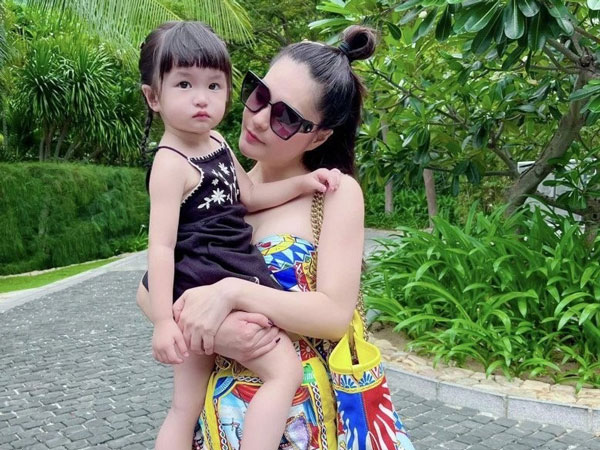 Con gái 1 tuổi kiếm 10 tỷ của đại gia Đoàn Di Băng được phát hiện bị tật ở bàn chân, bắt đầu tiến hành điều trị