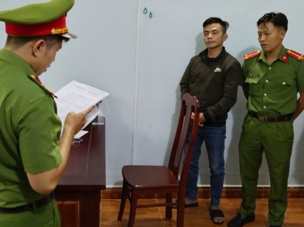 Bị vợ bắt quả tang vì dâm ô bé gái 13 tuổi ở phòng khách