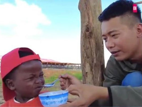 Lần đầu được Quang Linh Vlog cho thử mắm tôm, Lôi Con có biểu cảm 'cười xỉu'