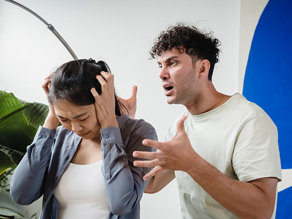 Tôi đòi ly hôn, cả nhà chồng trách tôi sống bạc bẽo