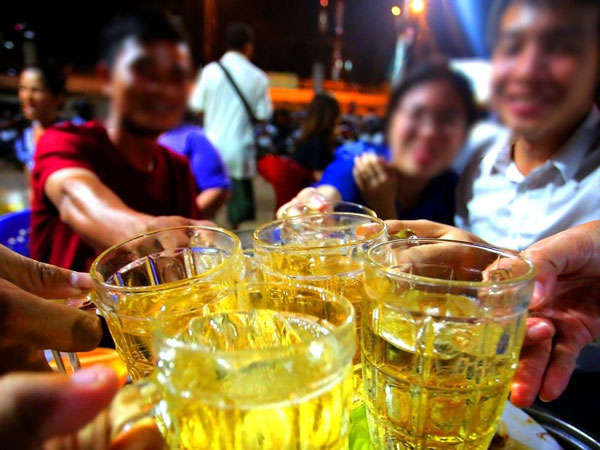 Chồng đi nhậu gần 4 giờ sáng chưa về vợ phải đón, tới nhà vẫn bị bạn bè gọi trách: 'Về với vợ là không nể anh em!'