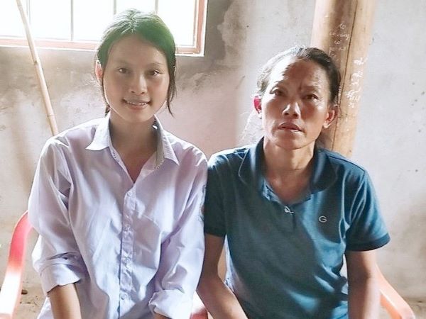 Á khoa khối C cả nước: 'Bố khuyết tật, sau giờ học em hái măng rừng kiếm sống'