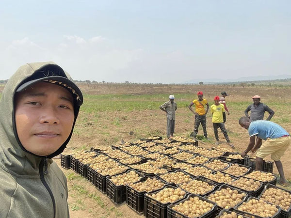 Quang Linh Vlogs đi mua đất kiểu 'độc lạ châu Phi': Giao dịch nhanh như chớp, 5 triệu được mảnh hơn 300m2 mặt tiền thị trấn