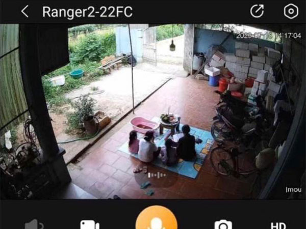 Đang mải mê làm lễ, mẹ và thầy cúng bị con trai 'dọa' chạy tán loạn, dân tình: 'Báo thế này bị đuổi khỏi nhà đừng hỏi tại sao!'