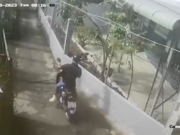 Bức xúc với thanh niên giả bó bột chân nhưng có hành động trộm cắp