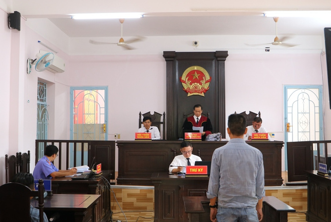 Chốt cửa nhốt cán bộ kiểm tra công trình trái phép, lãnh 2 năm tù