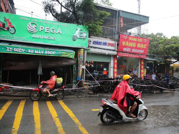 Cháy nhà ở kết hợp kinh doanh: Hàng hóa, cửa cuốn chặn lối thoát nạn