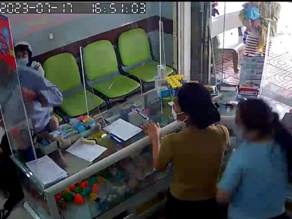 CLIP: Một bác sĩ bị đánh tại phòng khám