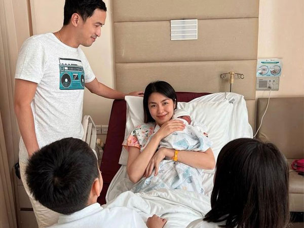 Sinh ra đã 'ngậm thìa vàng' nhưng Hà Tăng có cách dạy con khác biệt