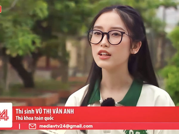 Vẻ đẹp trong veo 'gây sốt' của nữ thủ khoa kỳ thi tốt nghiệp THPT 2023