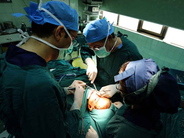 Tiêm 'filler phong thủy' tại... tiệm bánh mì, xôi mặn, thanh niên nhập viện cấp cứu