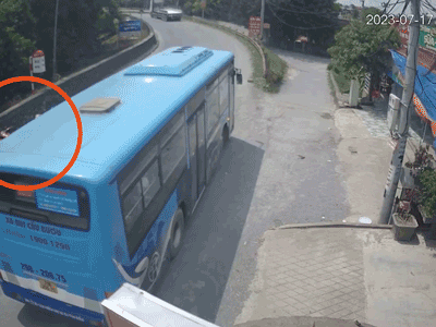 Clip: Xe đầu kéo vượt ẩu tông đôi nam nữ sắp cưới tử vong