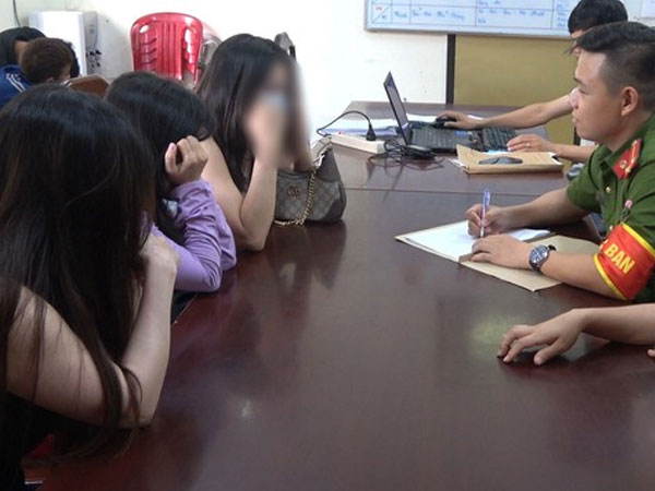 'Tú ông' môi giới cho nhiều cặp nam nữ 'mây mưa' tại nhà nghỉ