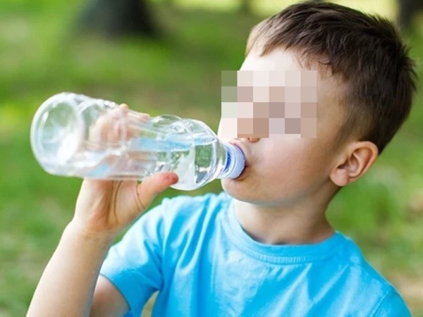 Uống nước quá nhiều, bé trai 10 tuổi suýt mất mạng