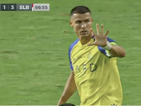 Được yêu cầu rời sân, Ronaldo nài nỉ cho đá thêm 5 phút