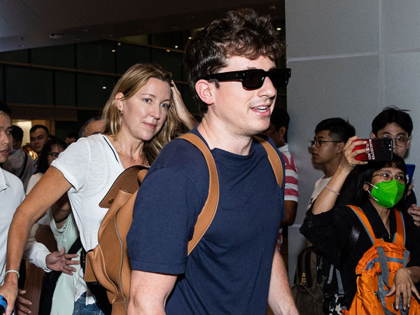 Charlie Puth đổ bộ sân bay Cam Ranh lúc nửa đêm, được dàn xe hộ tống