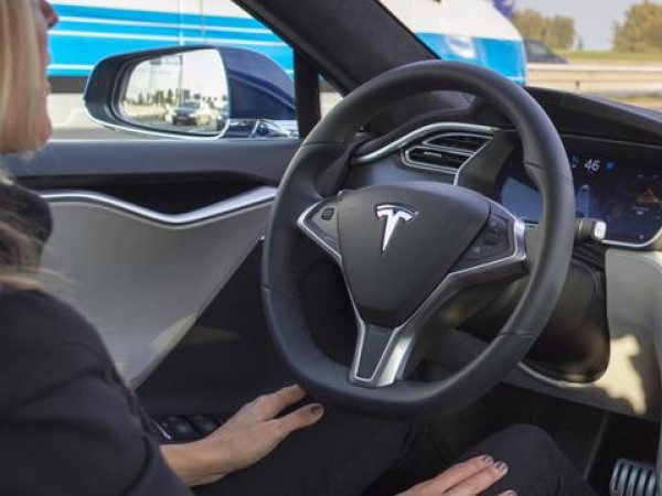 Elon Musk: 'OEM lớn đang rất quan tâm phần mềm tự lái của Tesla'