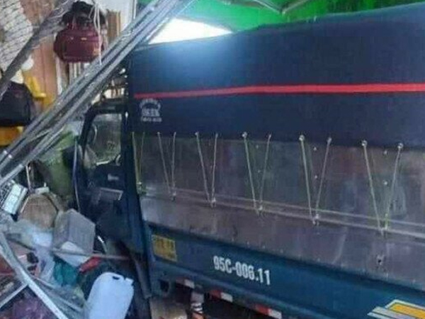 Xe tải mất lái tông vào nhà dân, 3 người thương vong