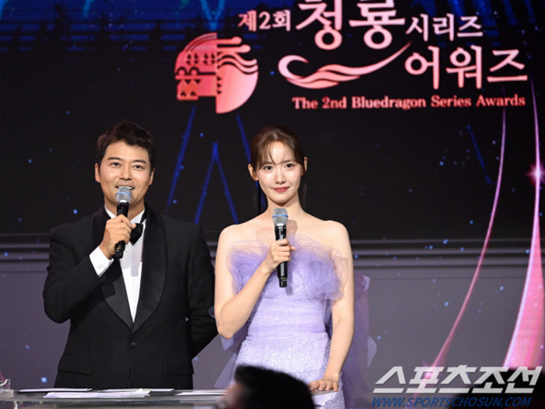 Khổ sở Yoona bị sao nam đùa kém duyên khi cùng làm MC Rồng Xanh, còn phải 'giải cứu' Suzy trước trò đùa thiếu tế nhị