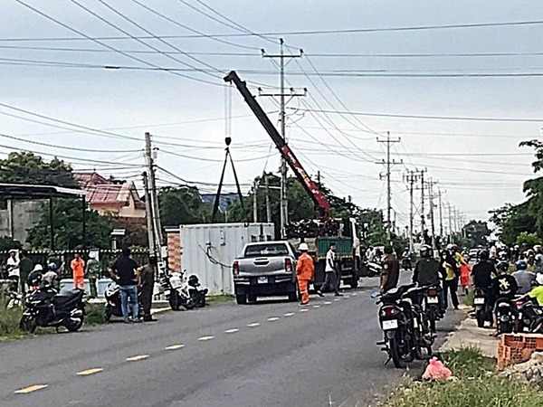 Xe cần cẩu vướng dây điện, 2 người thương vong