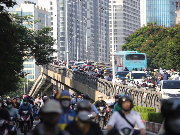 Người dân phớt lờ một tấm biển, tuyến phố Hà Nội thành điểm nóng ùn tắc