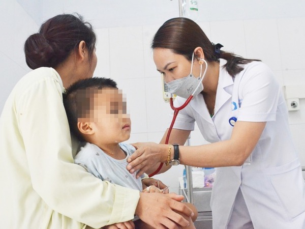 Bé trai 2 tuổi bị bỏng toàn bộ khoang miệng do người lớn cho uống nhầm thuốc tẩy nốt ruồi