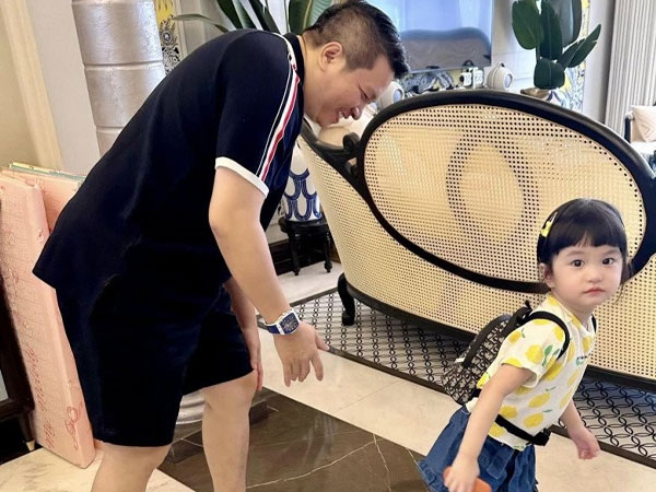 Con gái Đoàn Di Băng 3 tuổi đi mẫu giáo xách túi Dior 50 triệu, nhìn thứ bên trong còn bất ngờ hơn