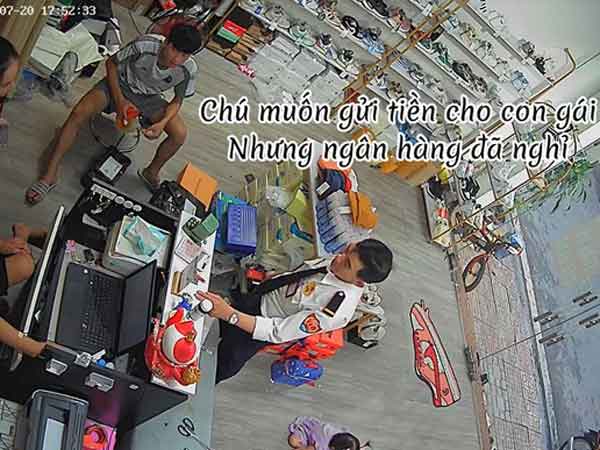 Bác bảo vệ vào cửa hàng giày nhưng không mua, lời nhờ vả khiến ai nấy khóc nghẹn