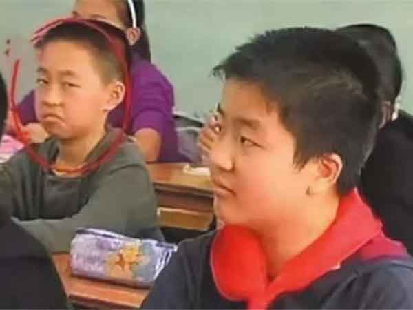Bị bắt quả tang đang lườm nguýt bạn cùng lớp ngay trên TV, không ai ngờ nhiều năm sau cậu bé này trở nên xuất sắc như vậy