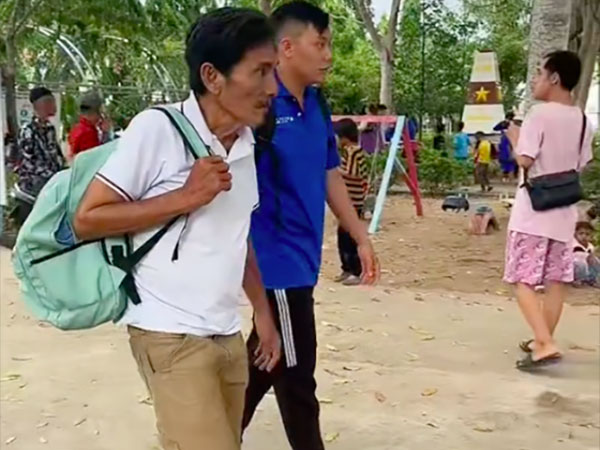 Xót xa hình ảnh nghệ sĩ Thương Tín chân rệu rã, di chuyển khó khăn