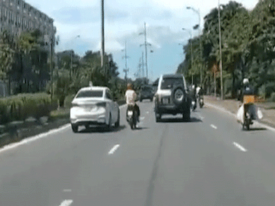 Clip tài xế ô tô bị tình nghi chèn ngã người đi xe máy ở Hà Nội