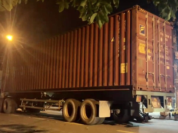 Sau âm thanh lớn, 1 người nằm chết cạnh xe container
