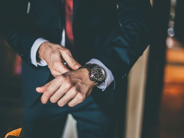 Cách điều chỉnh độ dài dây đeo đồng hồ cực đơn giản dành cho quý ông