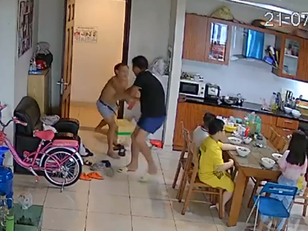 Clip: Gã đàn ông hung hãn cầm dao xông vào đâm người hàng xóm