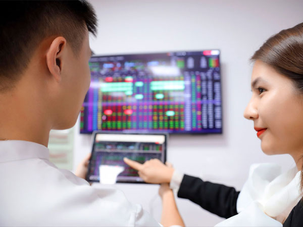 Chủ tịch bị bắt, các công ty chứng khoán ngược dòng lãi đậm