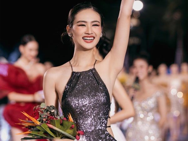 Bị hỏi thẳng chuyện bỏ bạn trai sau khi thi Hoa hậu, Huỳnh Trần Ý Nhi phản ứng ra sao?