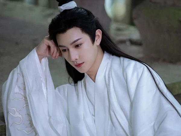 Mỹ nam cổ trang diễn tệ nhất hiện nay: Lờ đờ như chưa tỉnh ngủ, suốt 10 năm toàn vai phụ mờ nhạt