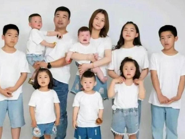 Hoa khôi trung học dính bầu liên tục, 31 tuổi có 9 đứa con, hỏi ra mới biết chồng không giống người bình thường